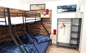 10 - Joli studio avec clim, deux lits, logement tout équipé pour 1, 2 ou 3 personnes maximum, vue sur parc arboré, parking privatif gratuit, grand fourgon possible, tout le linge de maison est fourni